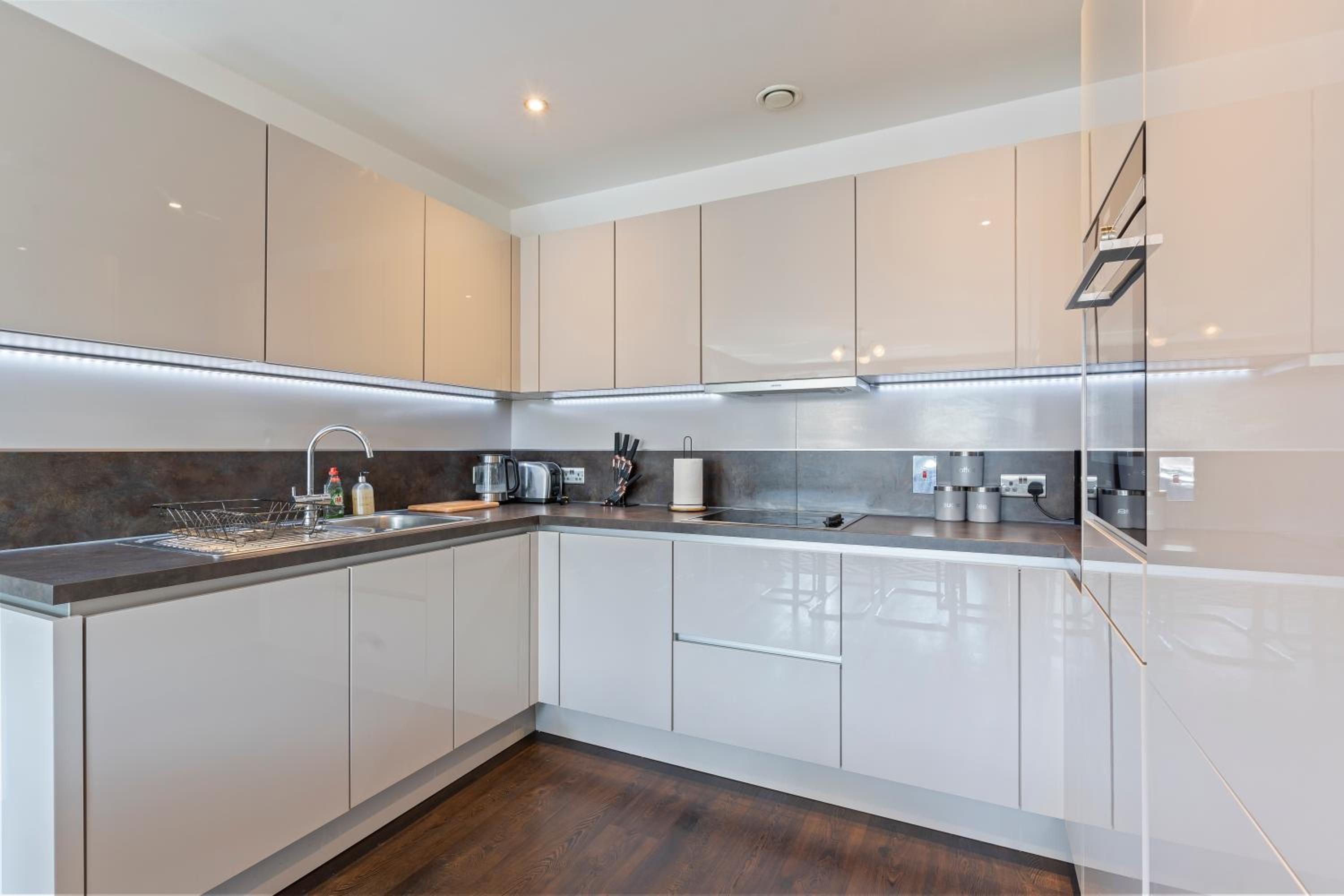 Elegant 3 Bed Apartment Near Many Attractions
