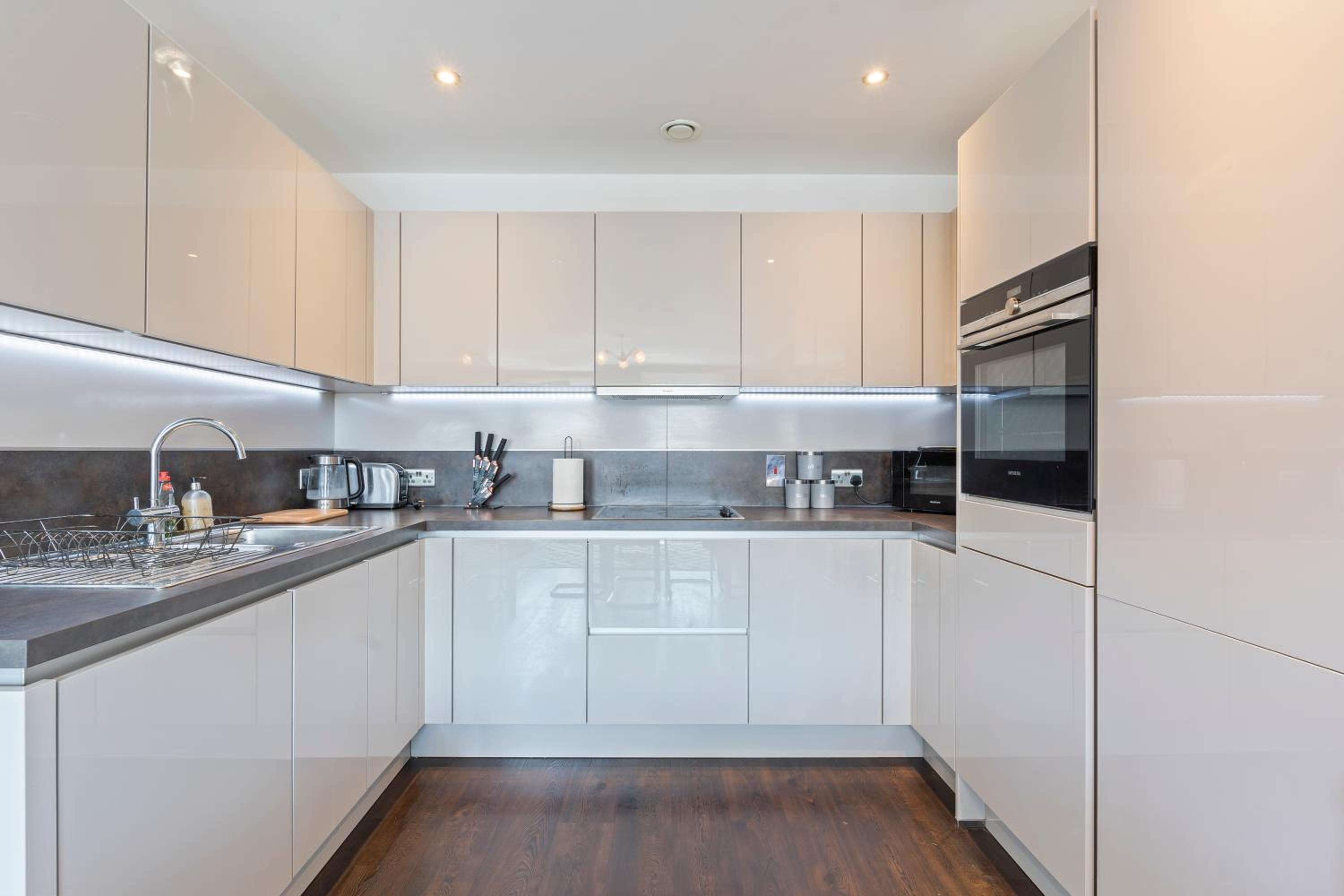 Elegant 3 Bed Apartment Near Many Attractions