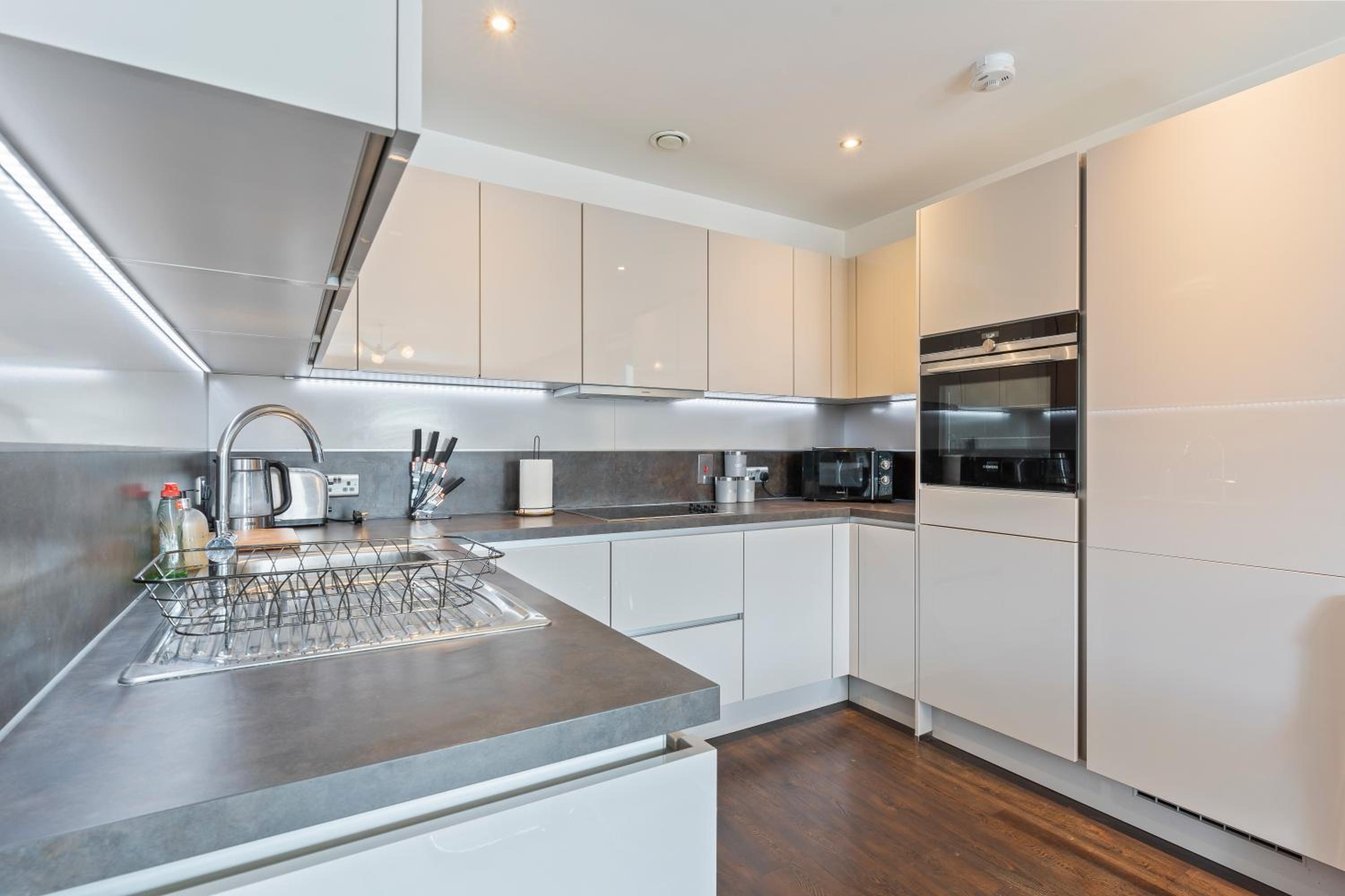 Elegant 3 Bed Apartment Near Many Attractions