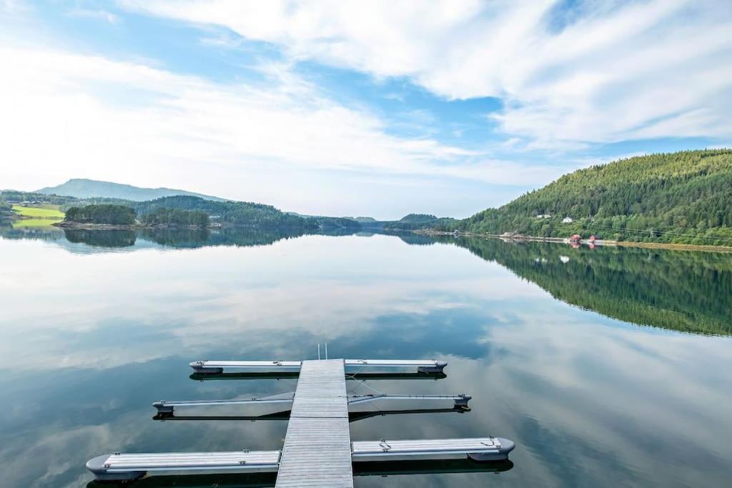 Nybygd hytte ved sjøen view 4