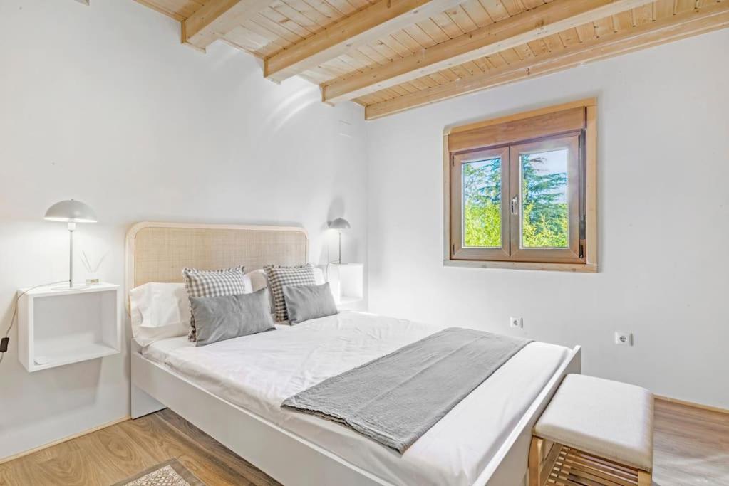 Cozy wood cabin, Casino, Pool, 25 min to Madrid Center view 3