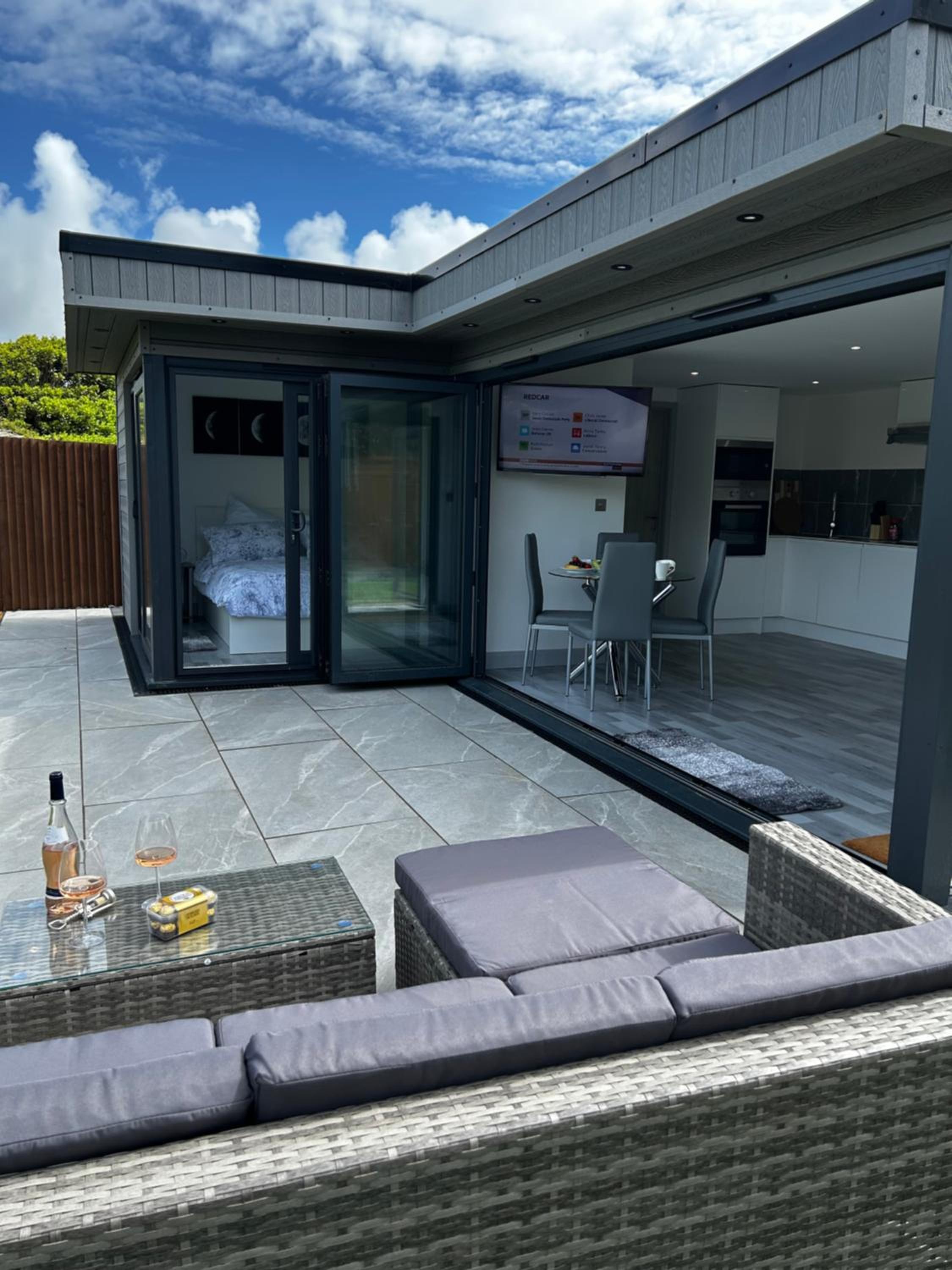 Whispering Waves Guest house, Brighton-8 mins, Guests 4, Beachfront, Free parking, WiFi, Kitchen and AC