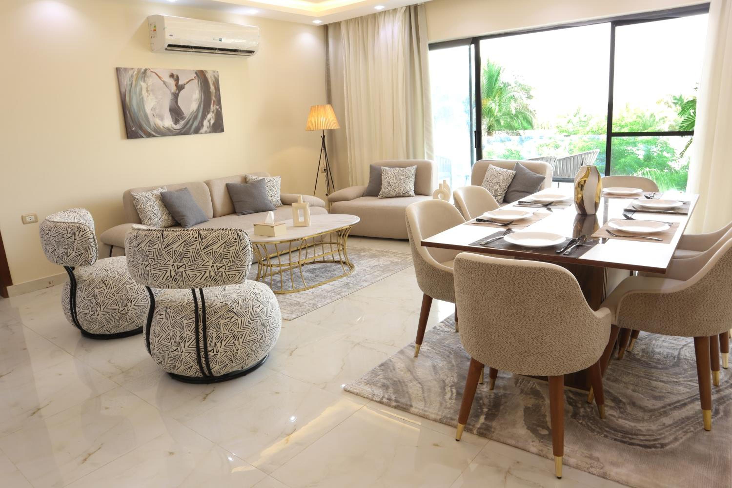 Luxurios 2 Bedrooms Apartment in Lake View Residence
