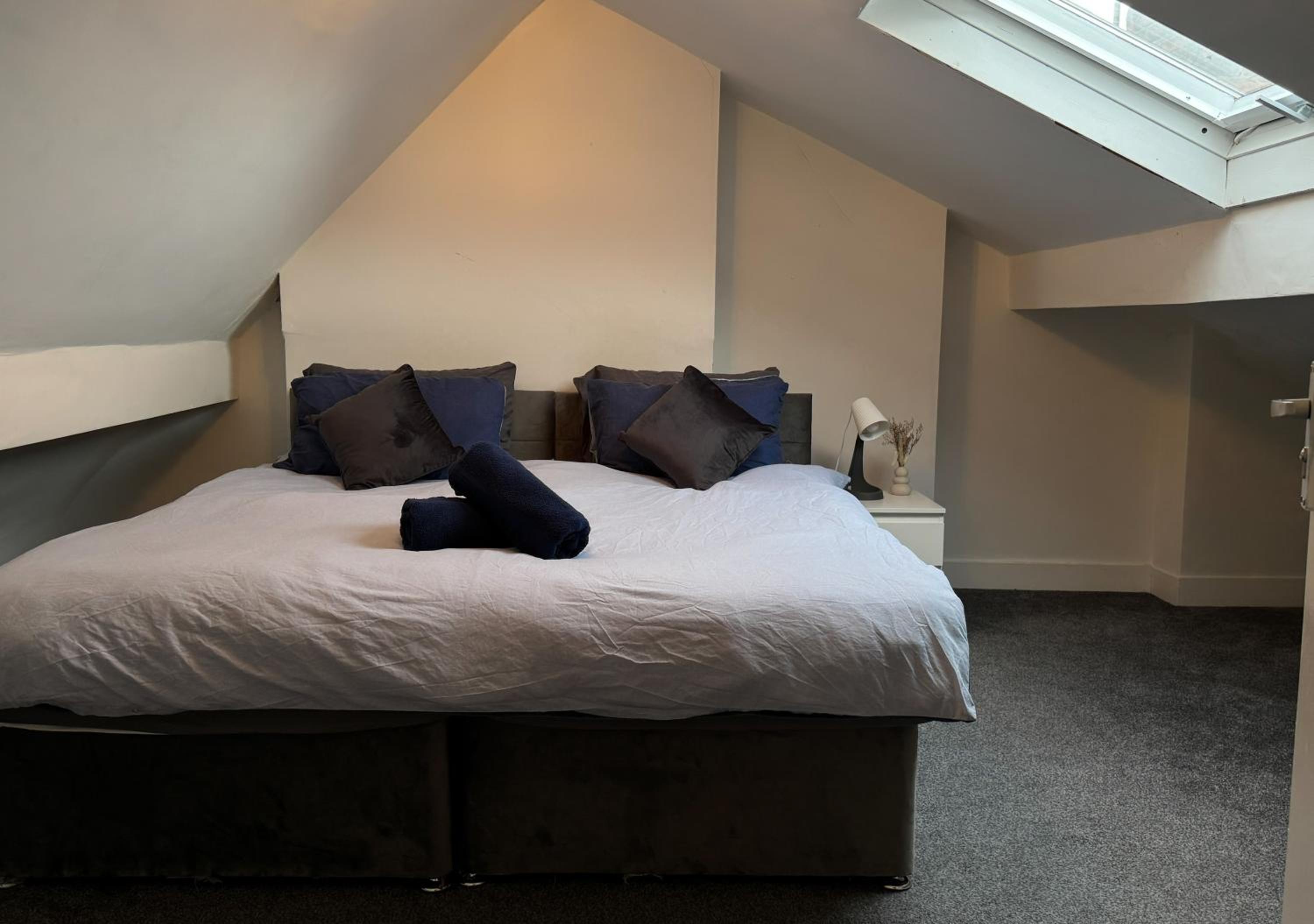 Altrincham Vacations - Lux 4BR, Near airport, Nespresso, 8 bed, WI-FI, free parking - Property Image 1