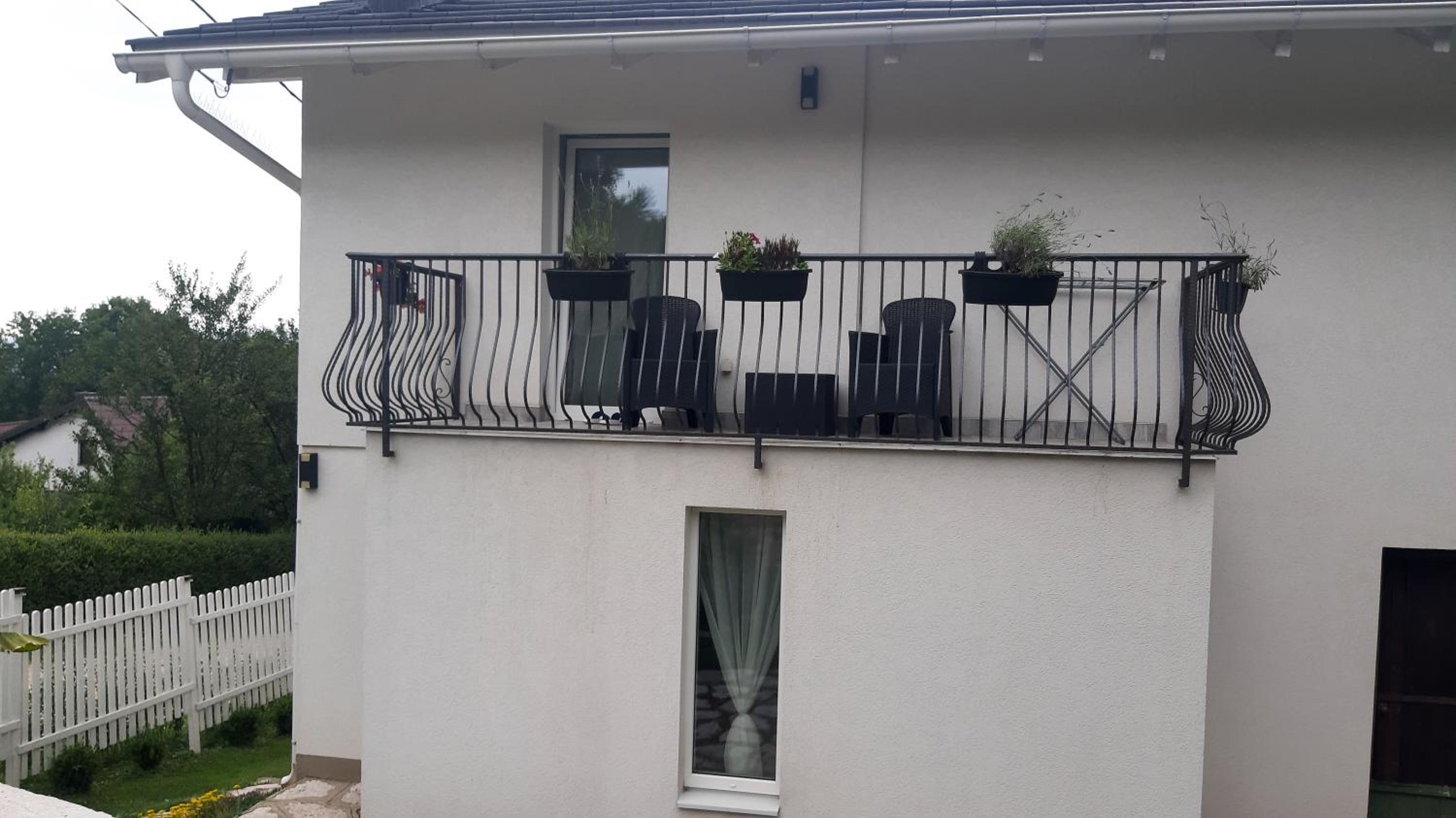 Ravne Rest House