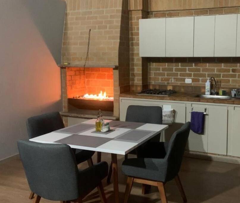 Acogedora casa de huéspedes en Pasto con chimenea interior