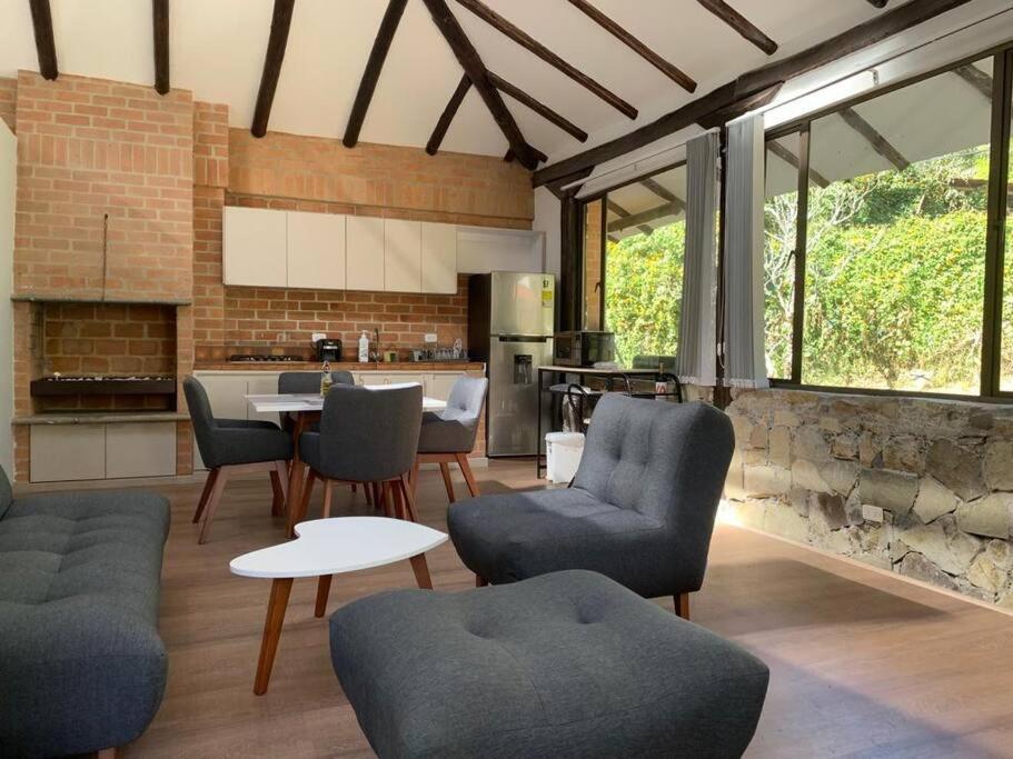 Acogedora casa de huéspedes en Pasto con chimenea interior