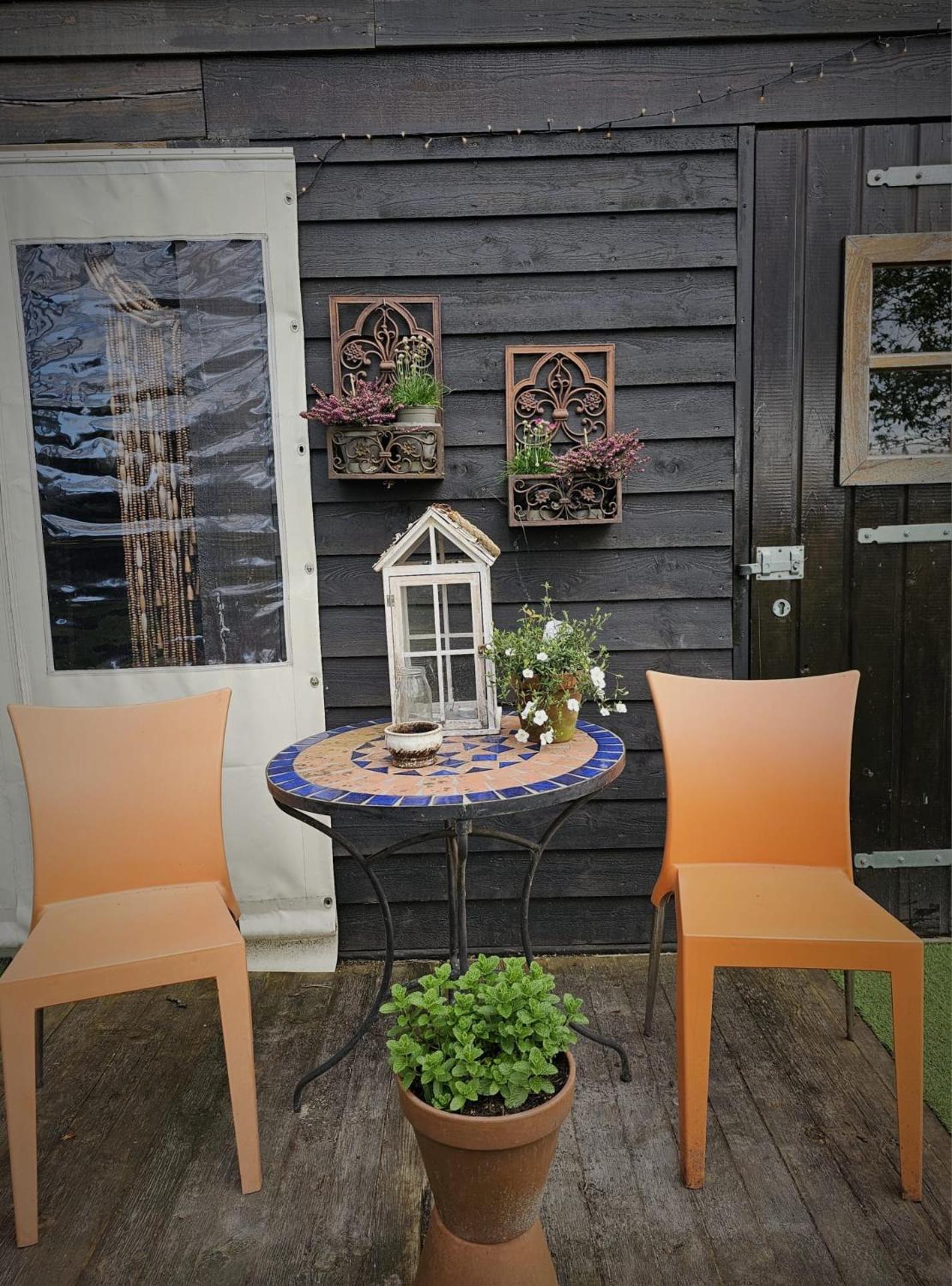 Het binnenerf yurt en keetjes view 5
