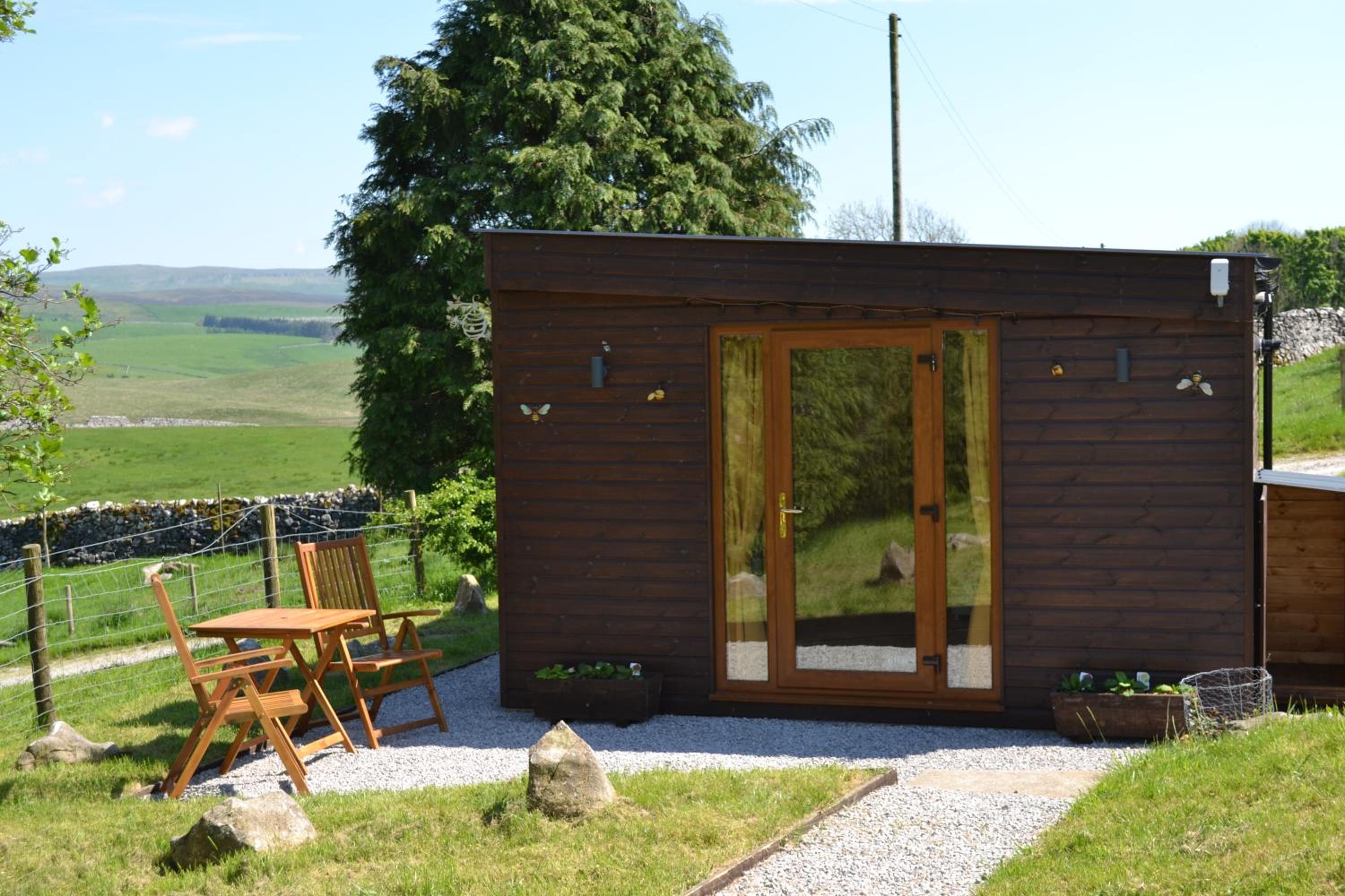The Hive Lodge Cabin with 3 peak views, Ribblehead, Settle view 4
