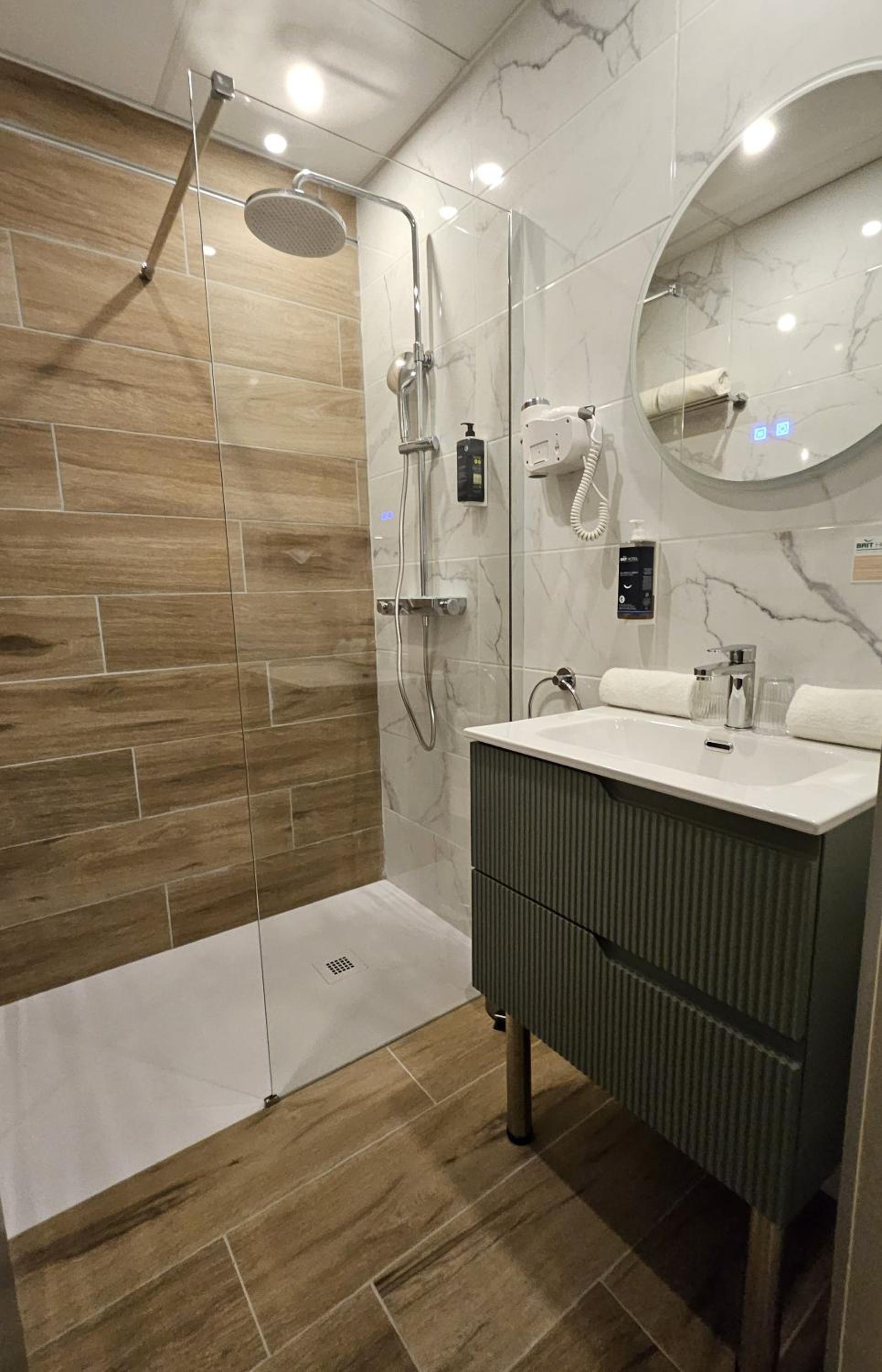 Arles Vacations - Brit Hotel Acacias - Property Image 38