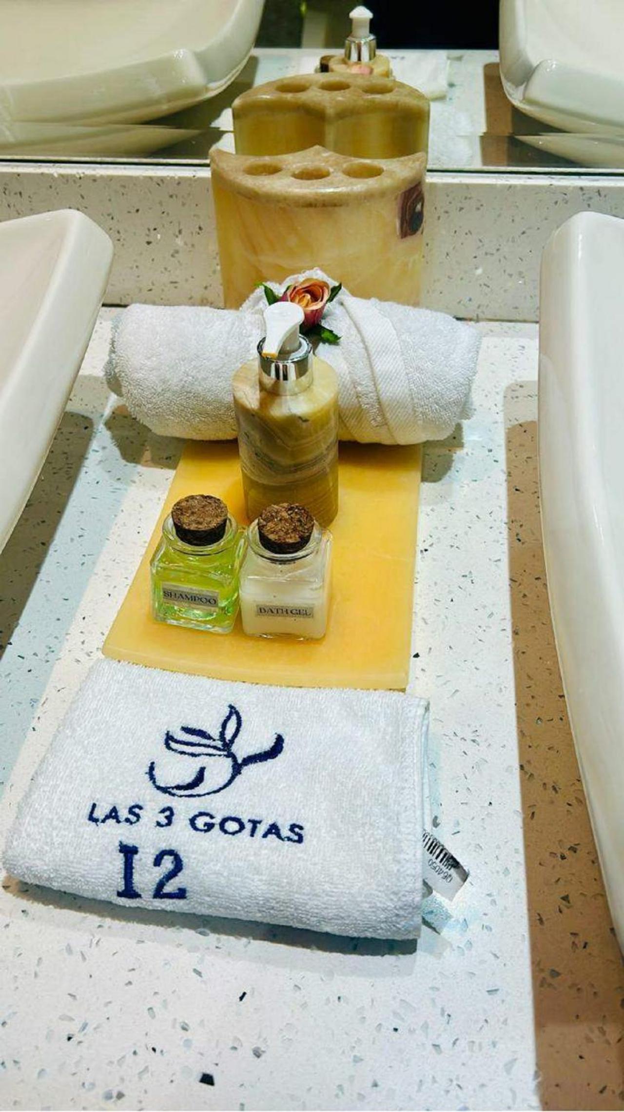 Apartamento de Lujo en Playa Jacó, Frente al Mar, Wifi, AC, Parqueo Privado y Piscinas