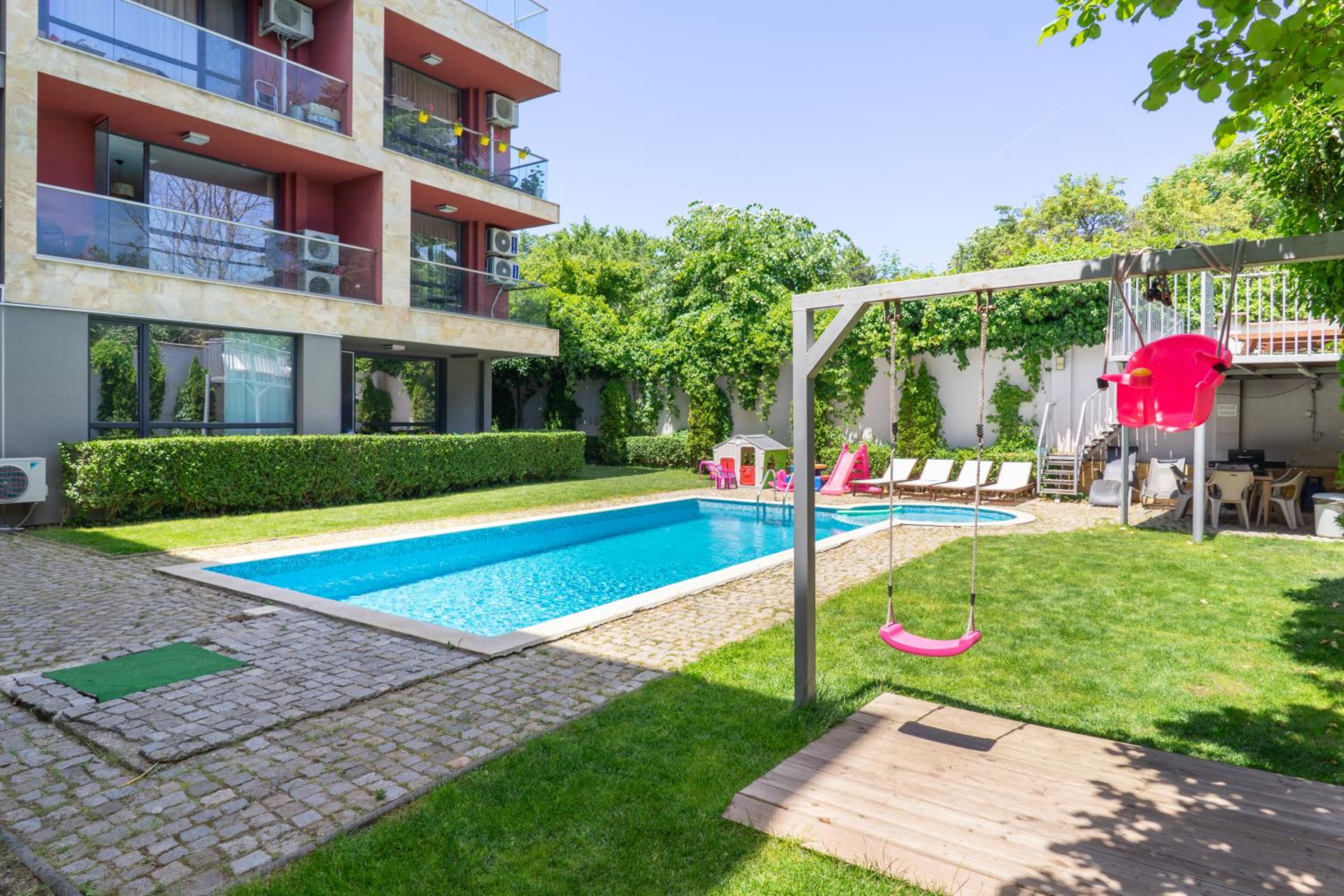 Sunny flat with pool