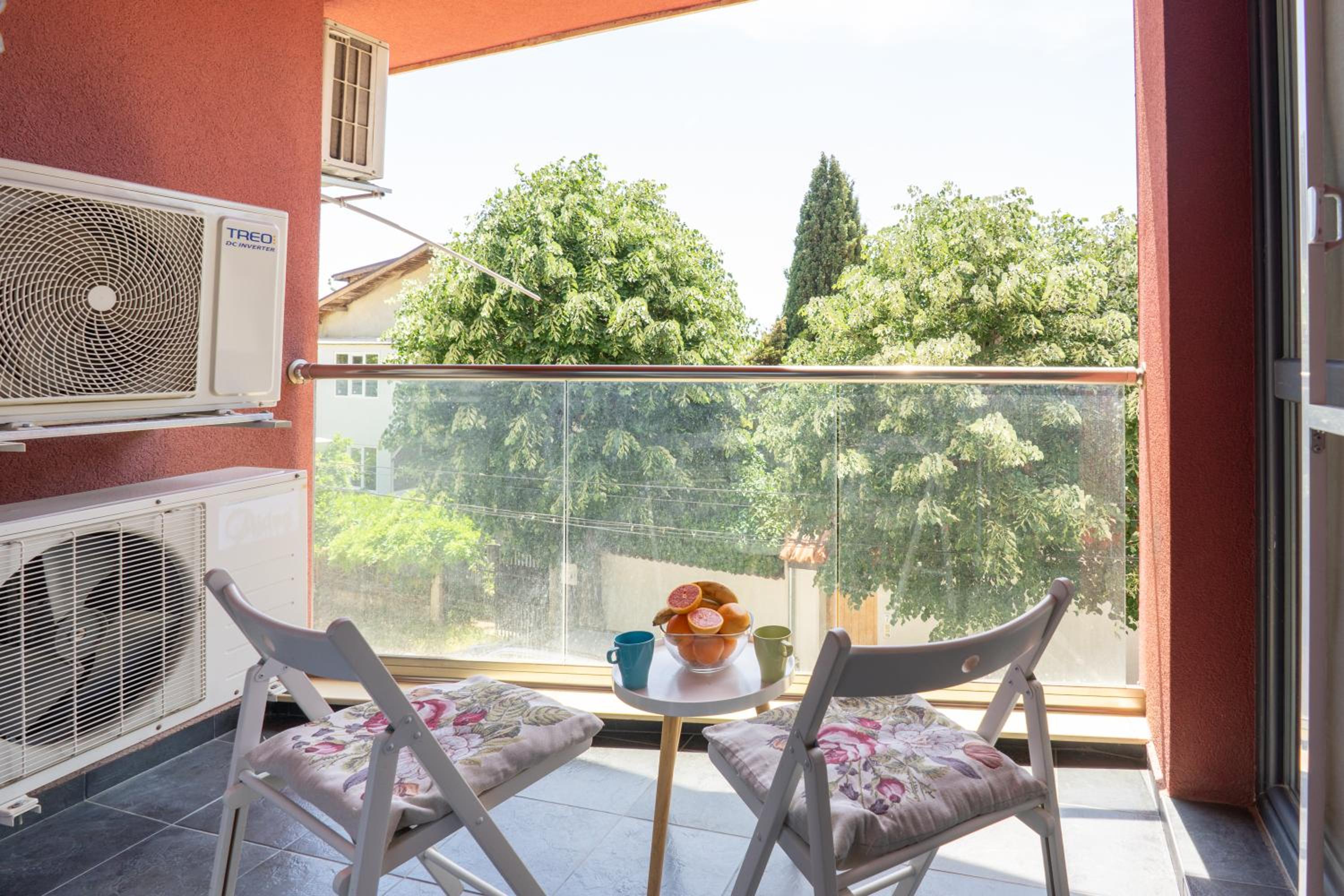 Sunny flat with pool