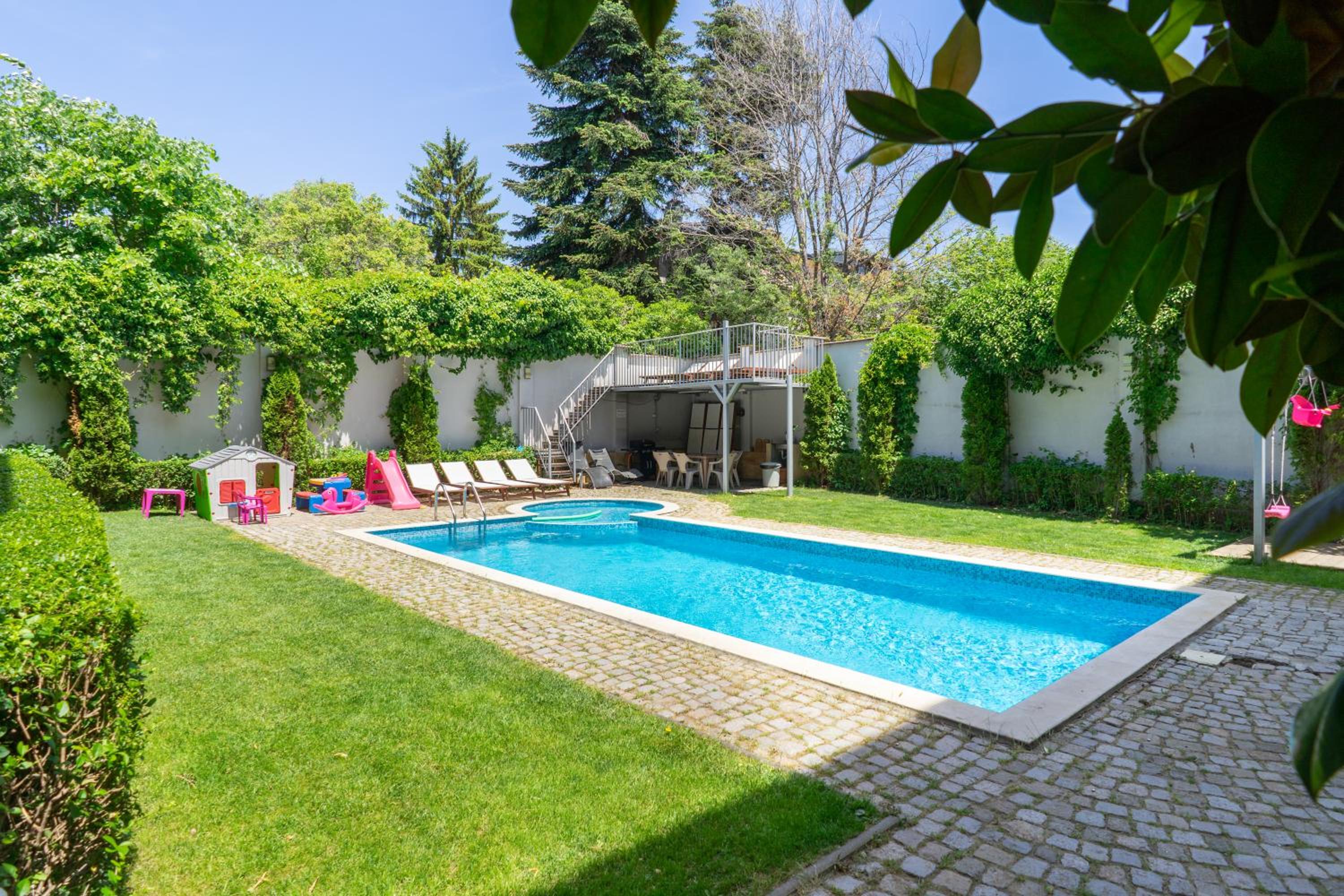 Sunny flat with pool