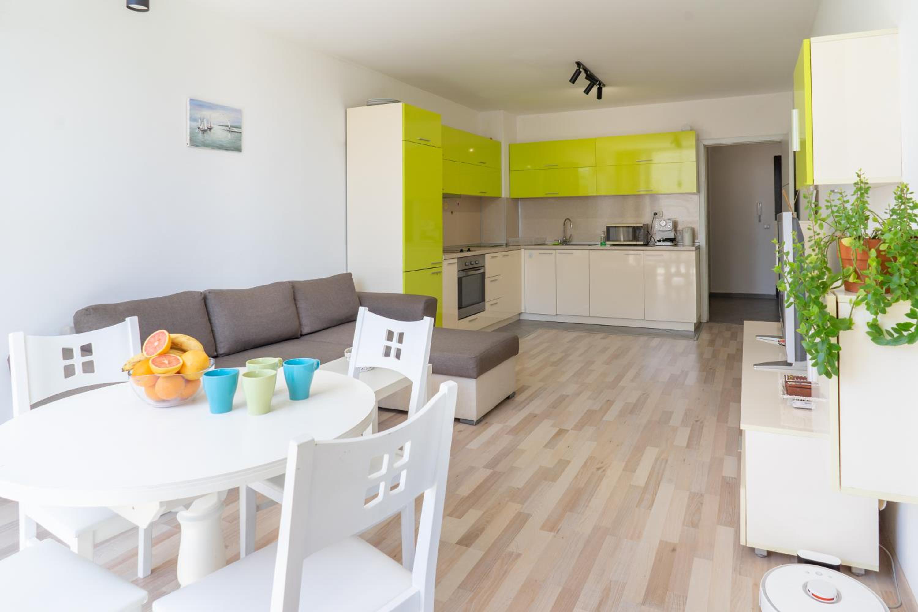 Sunny flat with pool