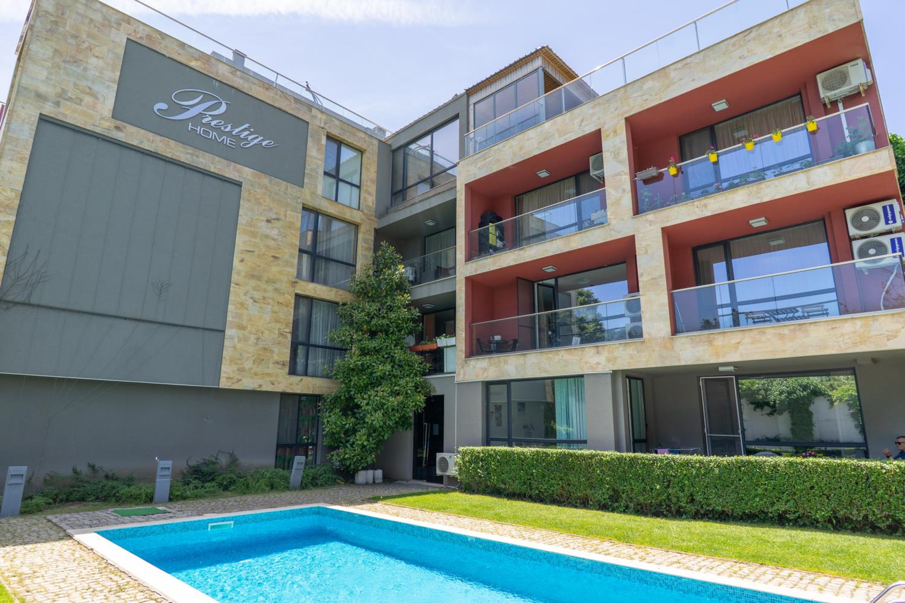 Sunny flat with pool
