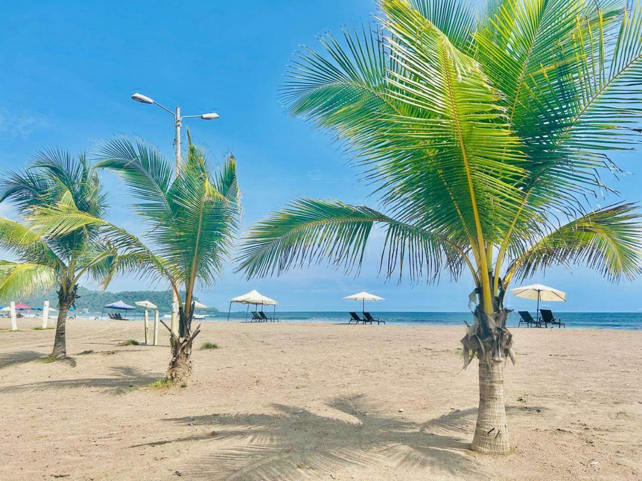 Apartamento de Lujo en Playa Jacó, Frente al Mar, Wifi, AC, Parqueo Privado y Piscinas