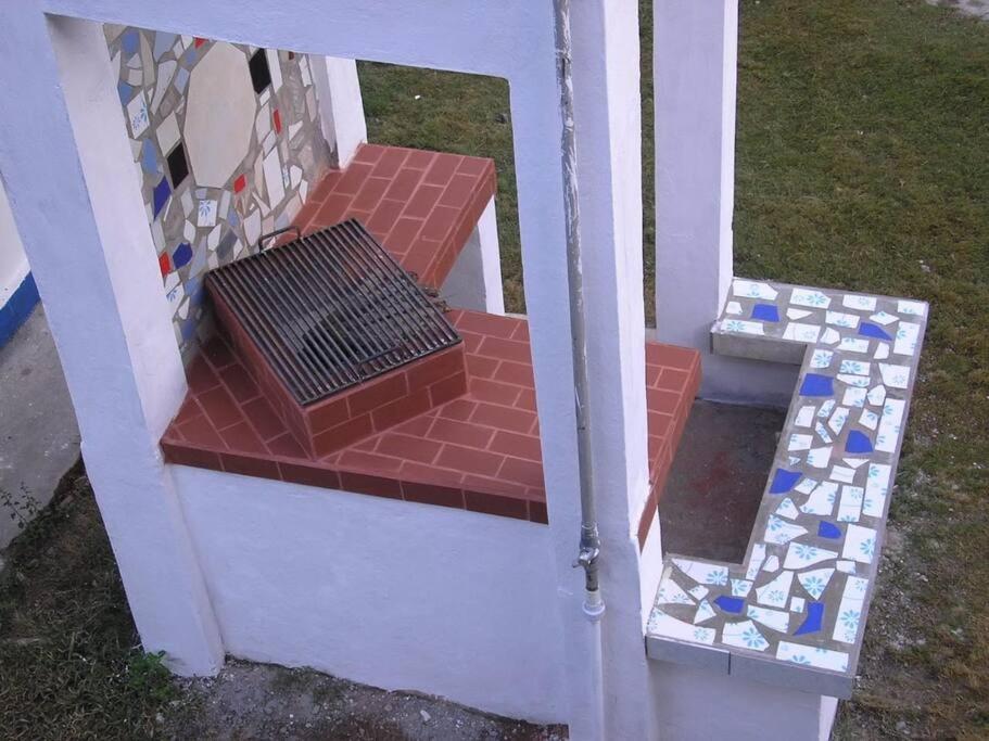 Acogedora cabaña cerca al mar con aire y BBQ