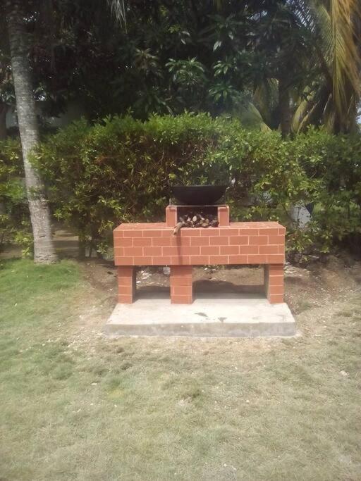 Acogedora cabaña cerca al mar con aire y BBQ