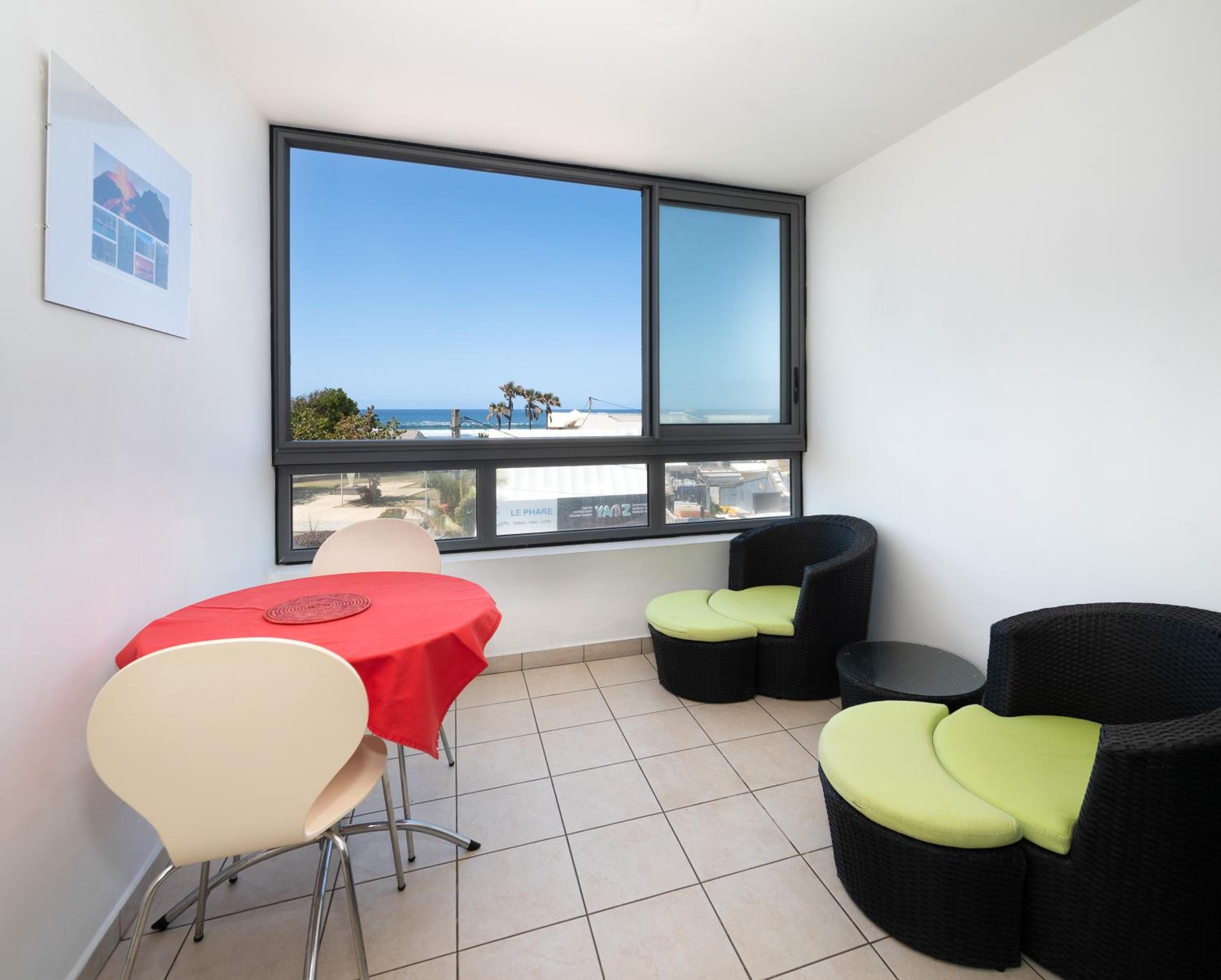 ROYCE classé 3 étoiles - Appartement 4 personnes - Vue mer - idéalement situé sur le front de mer et à 200 m du lagon de ST-PIERRE view 5