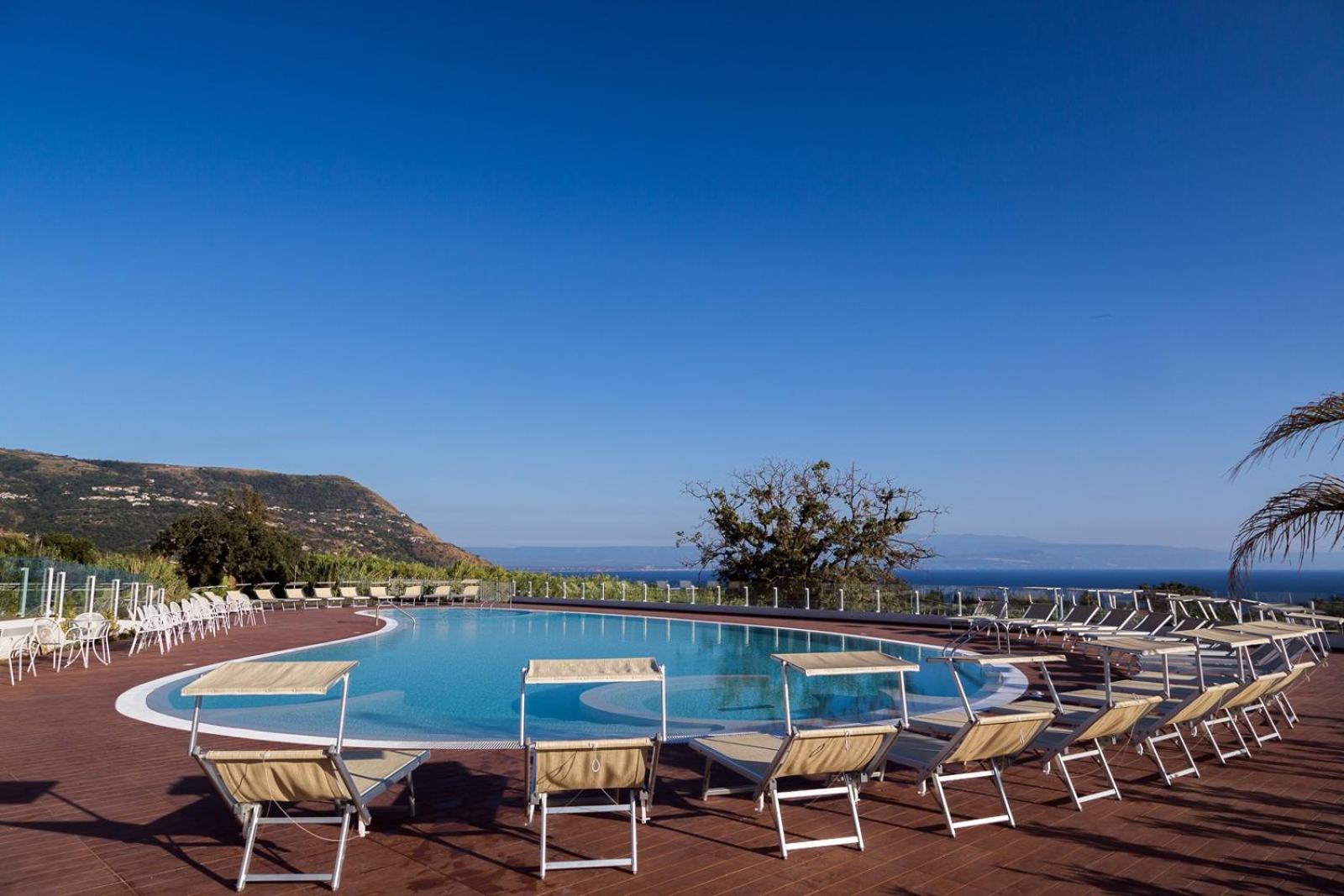 LUZIA AGRIRESORT - Piscina Panoramica e vista Mare a Capo Vaticano
