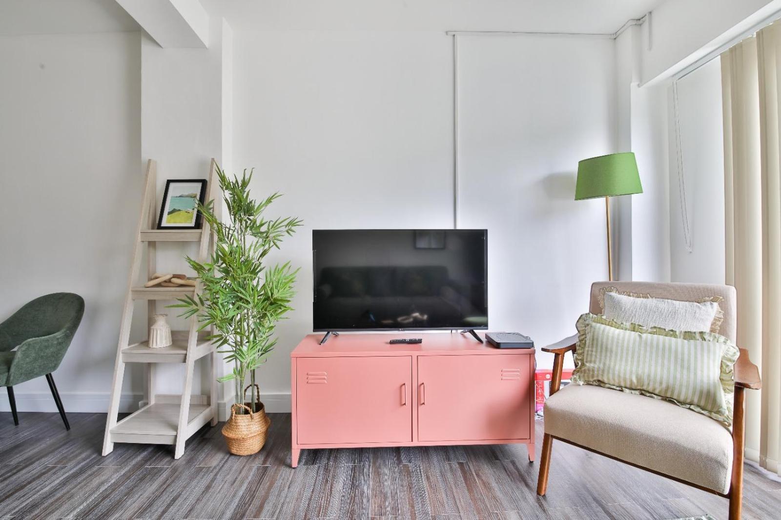 Centrally Located 2Bed Flat With Balcony & Parking view 2