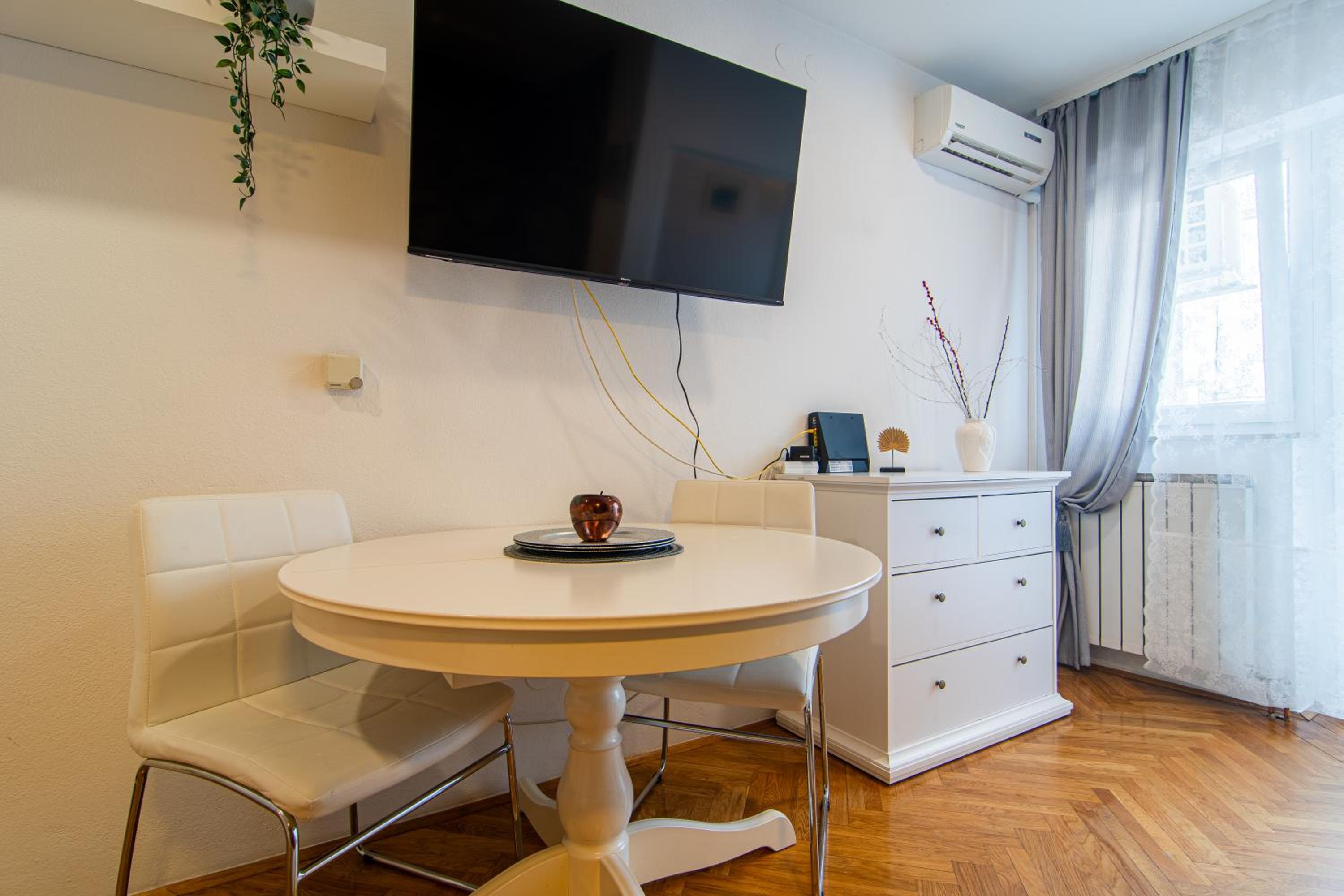 Flexible SelfCheckIns 87 - Zagreb - Parking - Loggia - Bedroom view 5