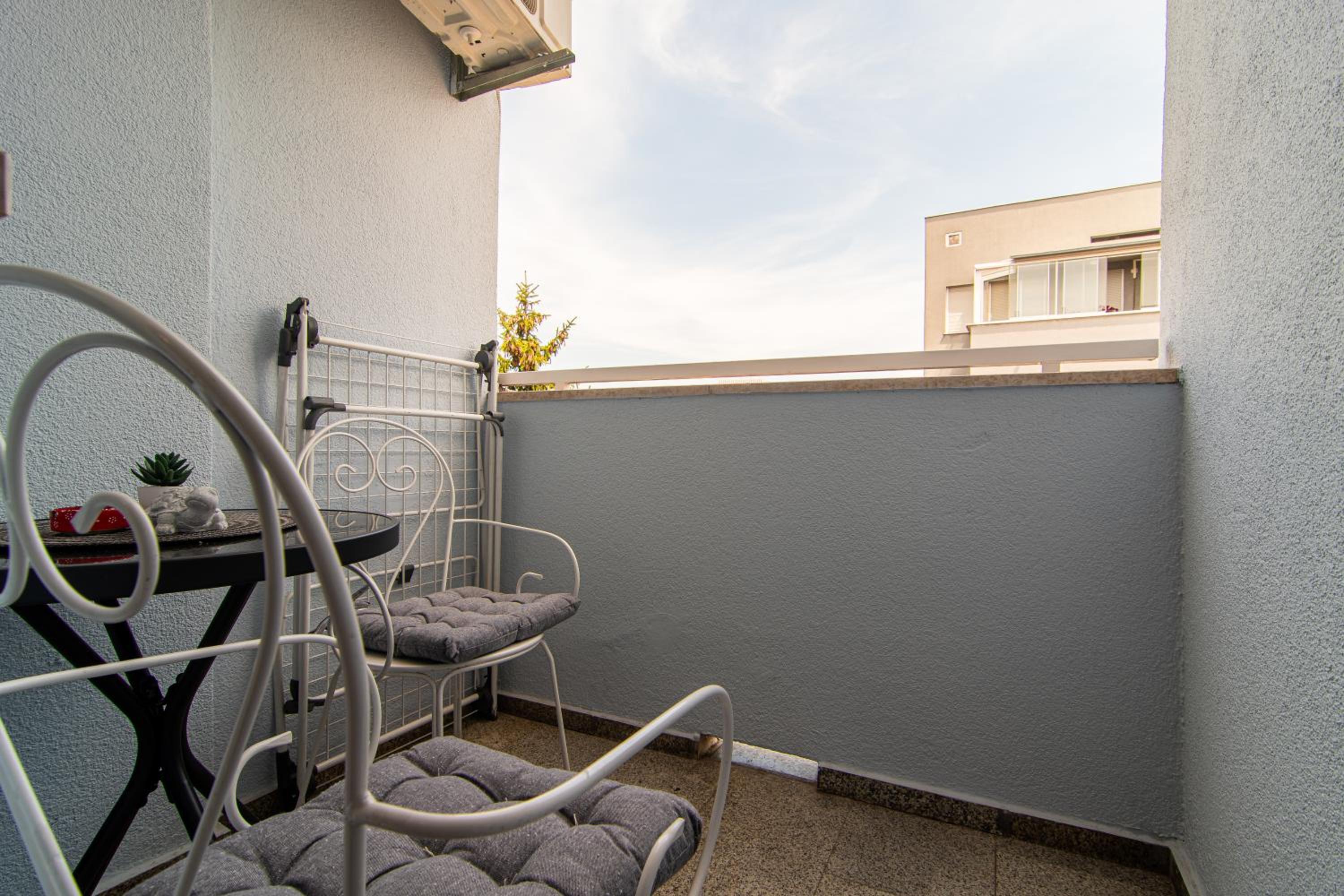 Flexible SelfCheckIns 87 - Zagreb - Parking - Loggia - Bedroom view 4