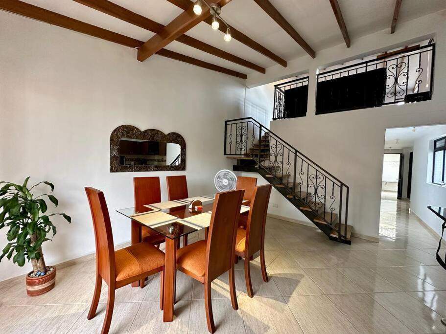 Apartamento cerca a centro comercial con balcón