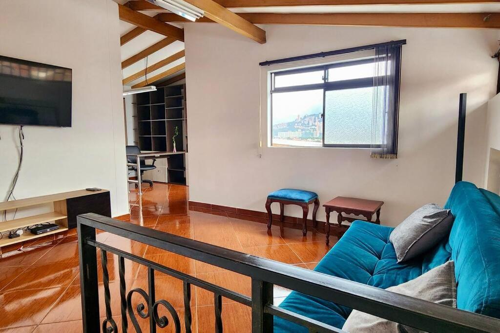 Apartamento cerca a centro comercial con balcón