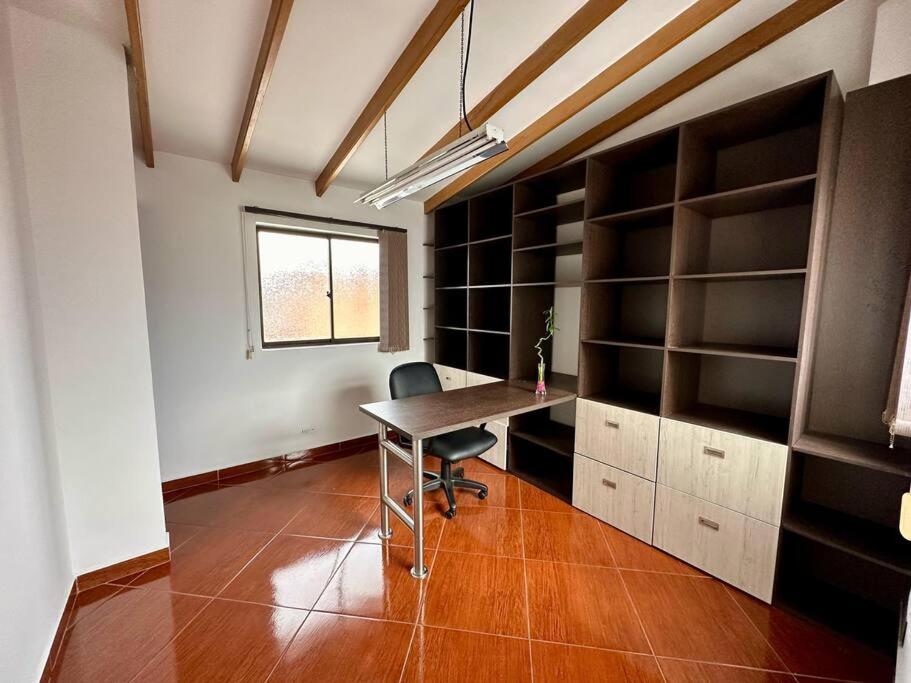 Apartamento cerca a centro comercial con balcón