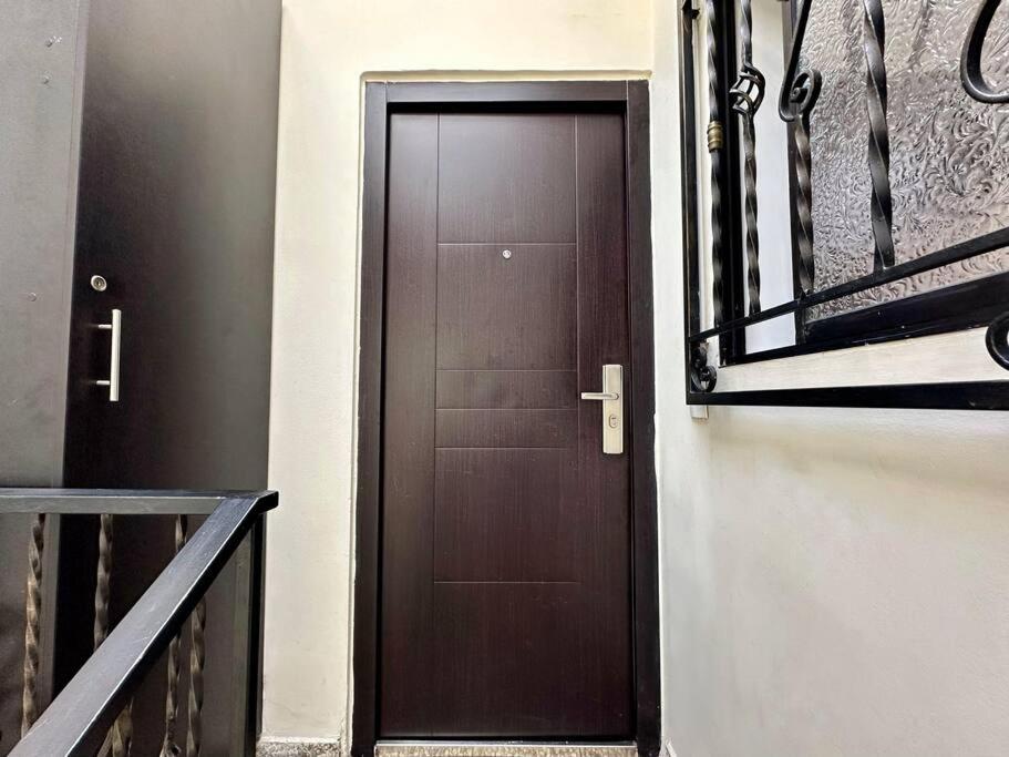 Apartamento cerca a centro comercial con balcón