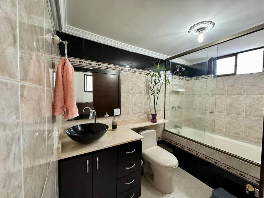 Apartamento cerca a centro comercial con balcón