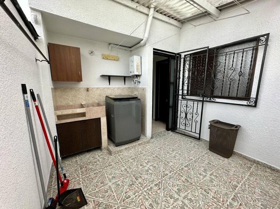 Apartamento cerca a centro comercial con balcón