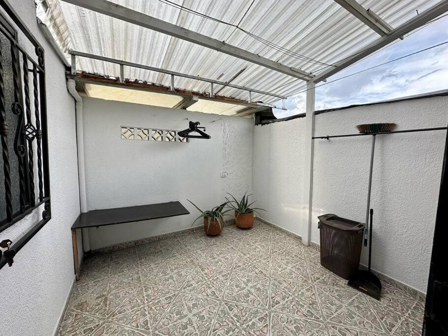 Apartamento cerca a centro comercial con balcón