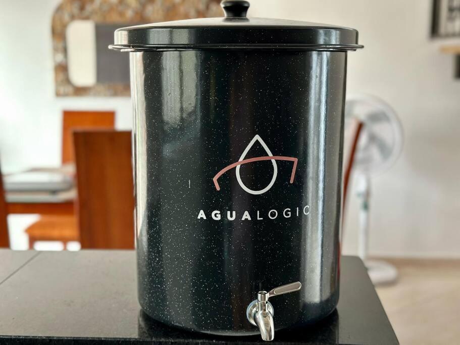 Apartamento cerca a centro comercial con balcón