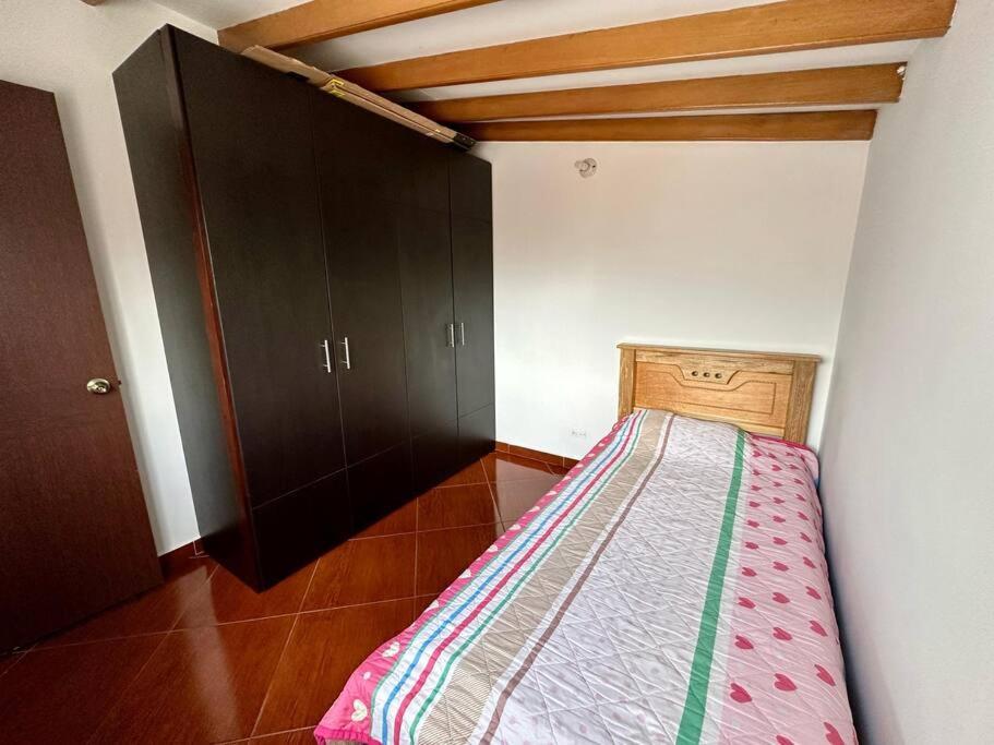 Apartamento cerca a centro comercial con balcón