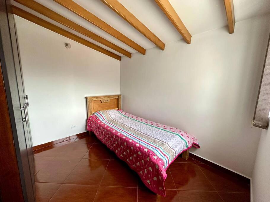 Apartamento cerca a centro comercial con balcón