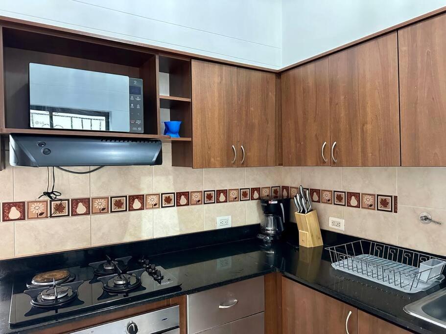 Apartamento cerca a centro comercial con balcón