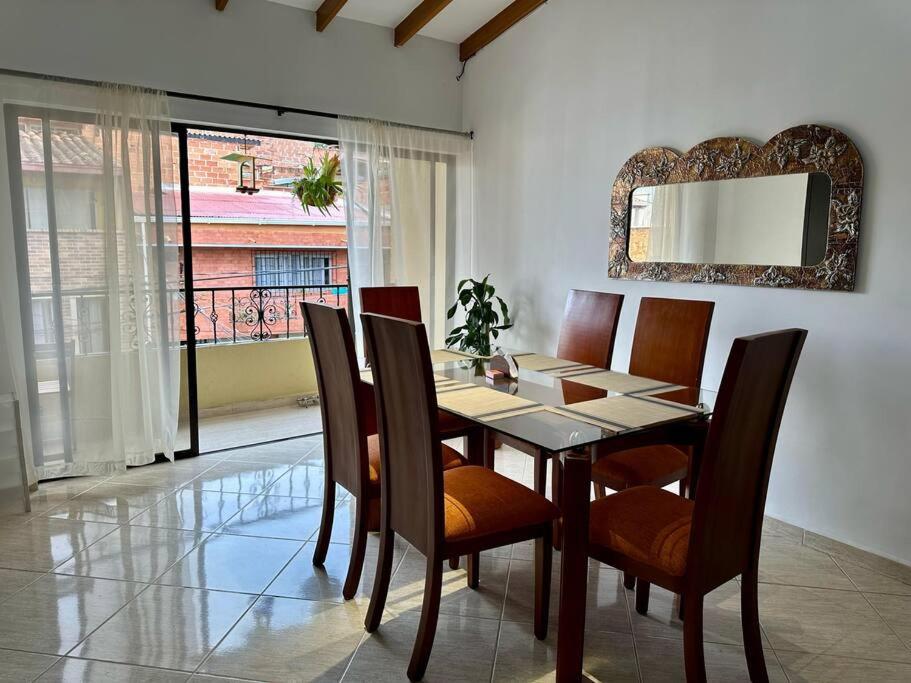 Apartamento cerca a centro comercial con balcón