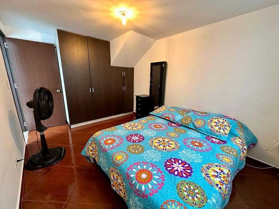 Apartamento cerca a centro comercial con balcón