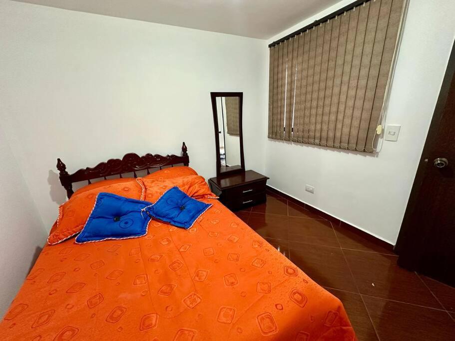 Apartamento cerca a centro comercial con balcón