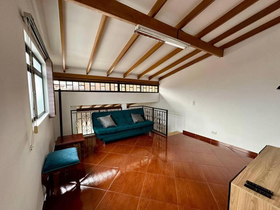 Apartamento cerca a centro comercial con balcón