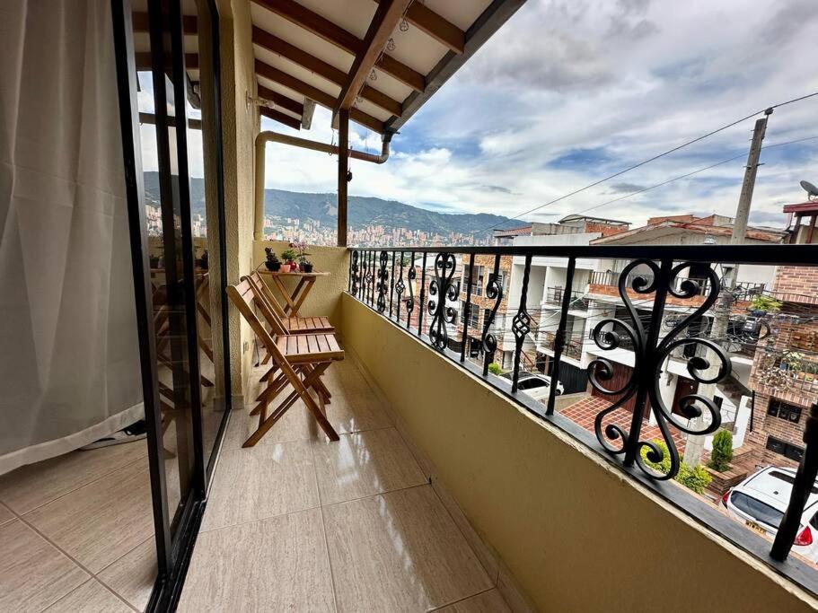 Apartamento cerca a centro comercial con balcón