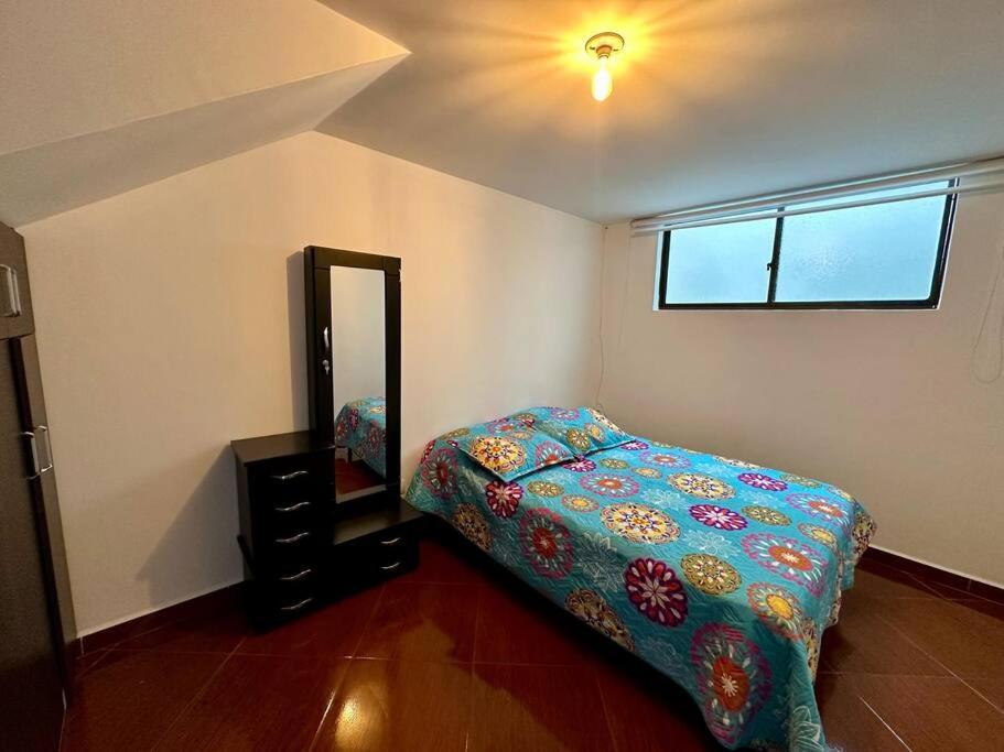 Apartamento cerca a centro comercial con balcón
