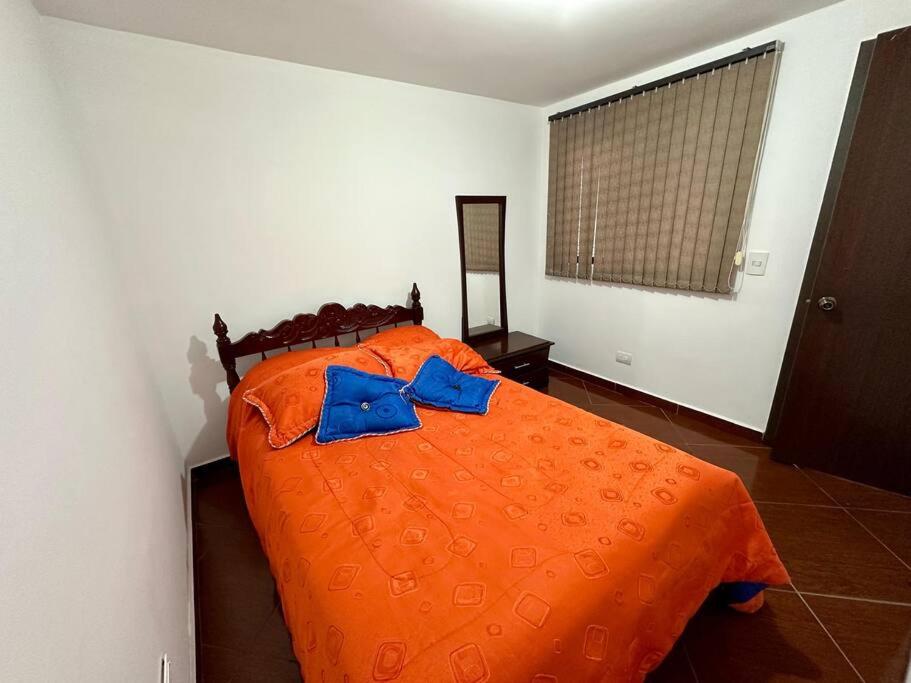Apartamento cerca a centro comercial con balcón