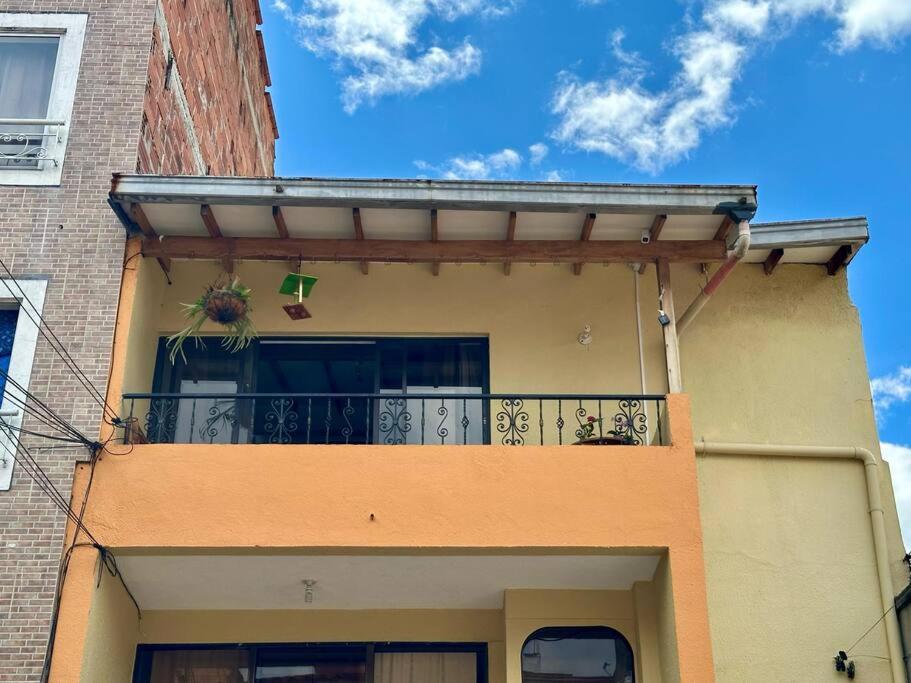Apartamento cerca a centro comercial con balcón