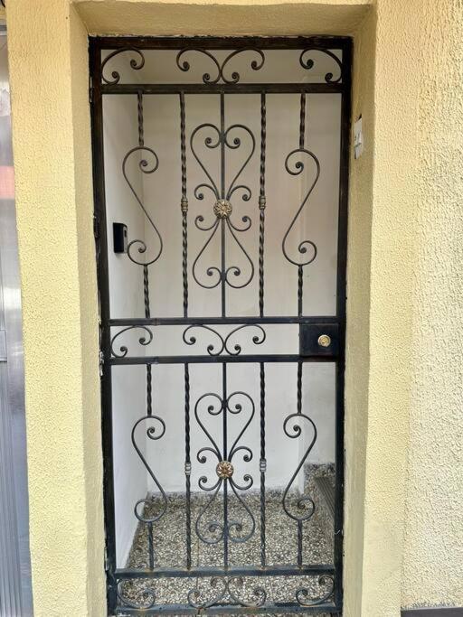 Apartamento cerca a centro comercial con balcón
