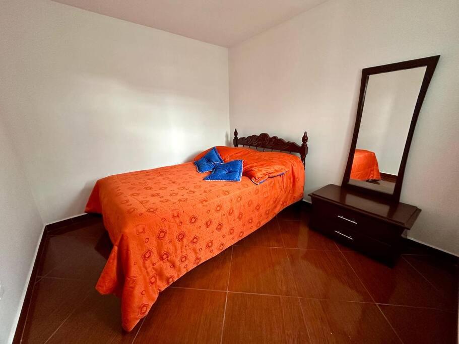 Apartamento cerca a centro comercial con balcón