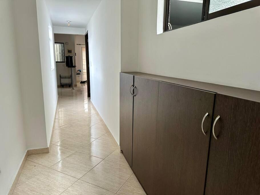 Apartamento cerca a centro comercial con balcón